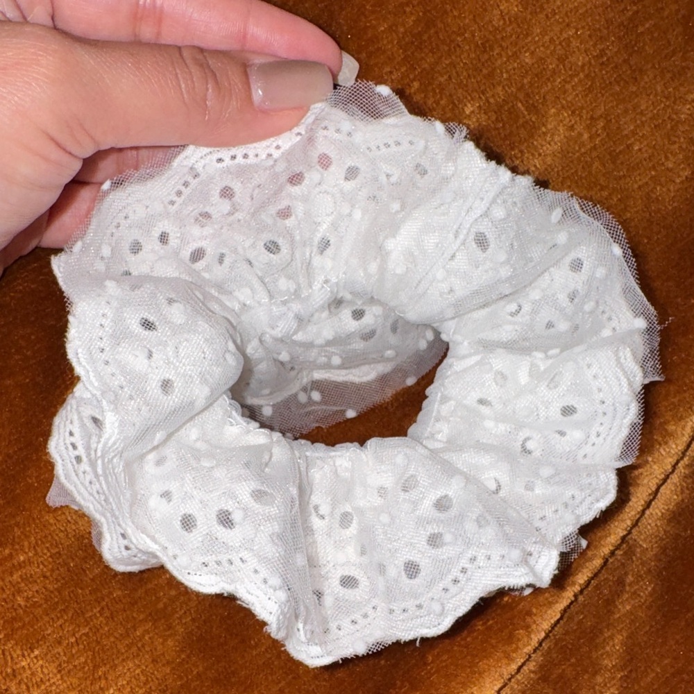 Kristin Ess- NIB White Eyelet & Swiss Dot Lace Oversized Scrunchie - Picture 7 of 10